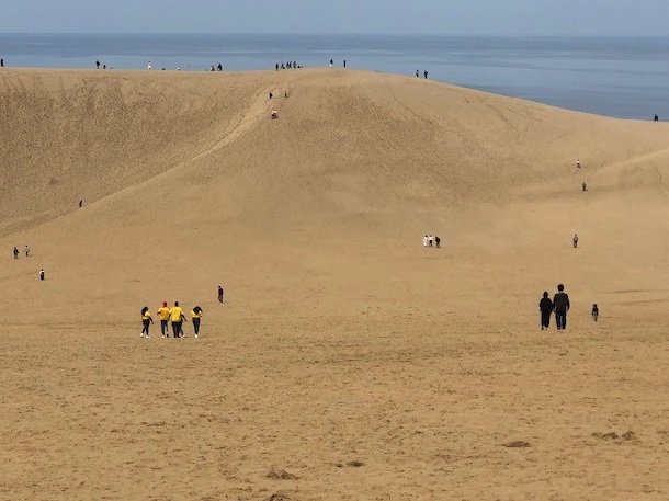 写真・図版 : 鳥取砂丘には観光客が100人くらいいた=撮影・筆者