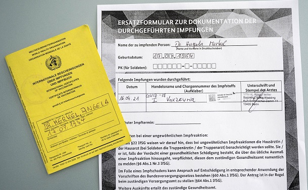 写真・図版 : ドイツのメルケル首相が新型コロナウイルスのワクチン接種のために用意した書類＝首相府報道官のツイッターから 