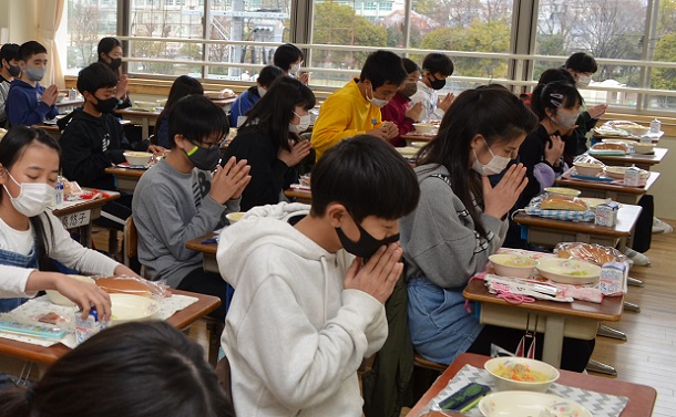 給食でも児童たちは全員が前を向き、食べる直前までマスクを着けている＝2021年2月26日、兵庫県西宮市の小学校 