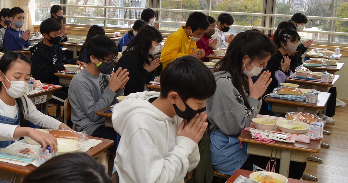 写真・図版 : 給食でも児童たちは全員が前を向き、食べる直前までマスクを着けている＝2021年2月26日、兵庫県西宮市の小学校 