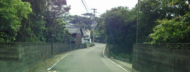 写真・図版 : 九州電力川内原発に最も近い久美崎の集落。数百メートルしか離れていない＝2015年8月、鹿児島県薩摩川内市、筆者撮影