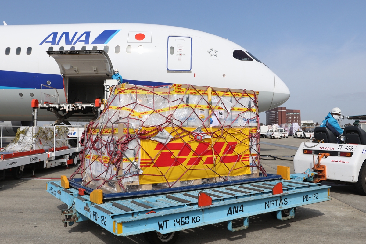 写真・図版 : ベルギーから到着したファイザー社製の新型コロナウイルスのワクチン（成田空港で）