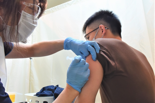 新型コロナウイルスワクチンの集団接種（4月24日、北海道網走市で）