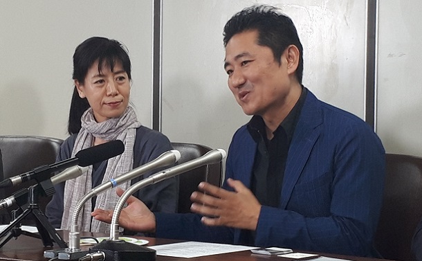 米国在住の映画作家・想田和弘さんと妻の柏木規与子さんは米国で別姓で結婚。日本では同姓でないと届けが受理されず、夫婦としての地位確認などを求める訴訟を東京地裁に起こした＝2018年6月18日 
