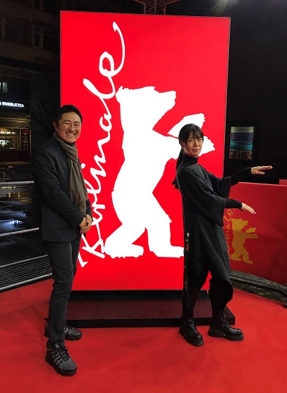 写真・図版 : 2020年2月、ベルリン国際映画祭。想田さんが監督し、柏木さんが製作した「精神０」が正式招待され、エキュメニカル審査員賞を受賞。