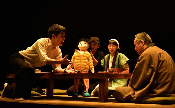 写真・図版 : 2018年に「いわきアリオス」で開幕した「福島三部作」の第一部『1961年：夜に昇る太陽』（谷賢一作・演出）＝田子和司撮影