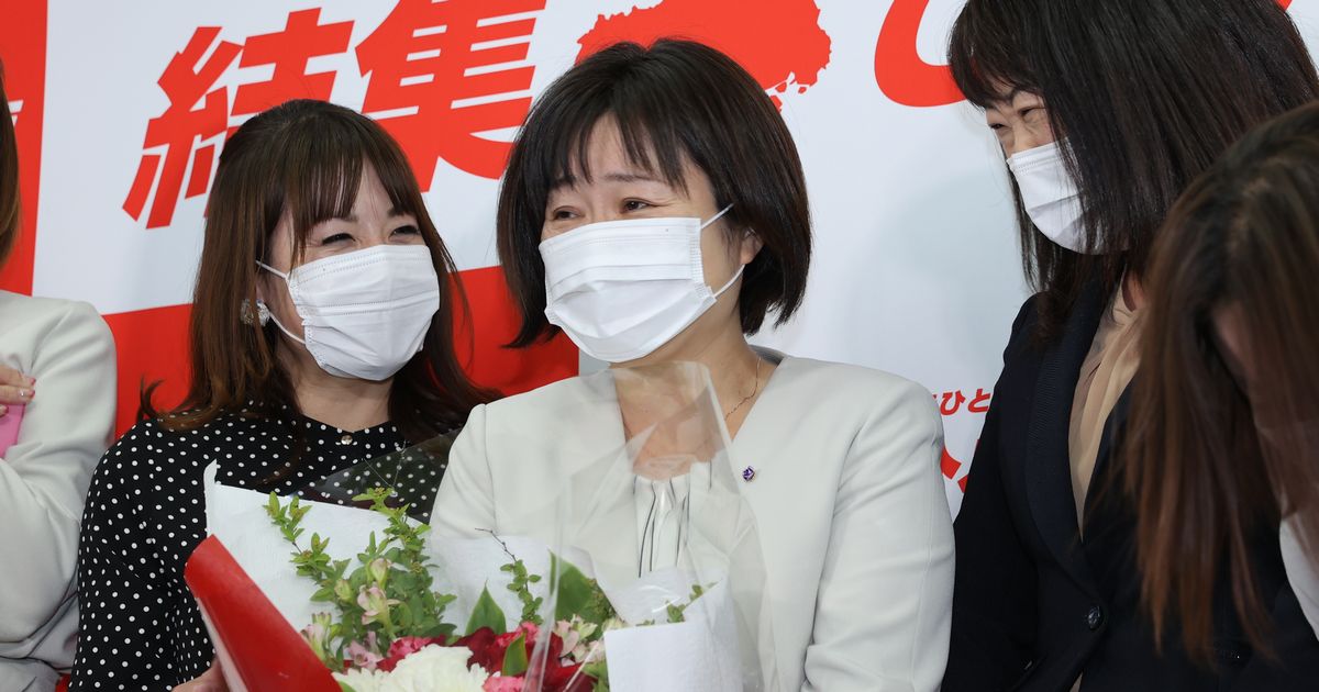 写真・図版 : 参院広島選挙区再選挙で勝利を決め、女性から花束を受け取り、笑顔を見せる宮口治子氏（中央）＝2021年4月25日、広島市中区
