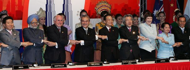 写真・図版 : 第1回東アジアサミットのクアラルンプール宣言署名式で手を取り合う参加国首脳ら。右から4番目が小泉純一郎首相。その左隣は中国の温家宝首相＝2005年12月14日
