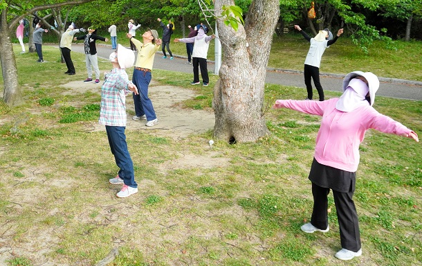 千里ニュータウンの公園で毎朝行われているラジオ体操。「朝だけが生きがいです」と話す人もいた＝２０２０年５月９日午前６時３１分、大阪府豊中市