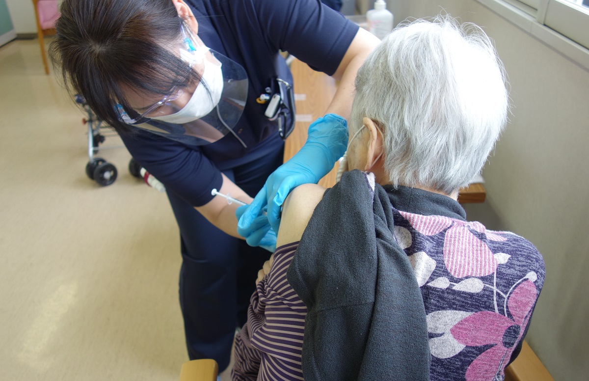 は高齢者向けの新型コロナワクチン接種が高齢者施設で始まった＝２０２１年４月１４日、札幌市提供 20210414