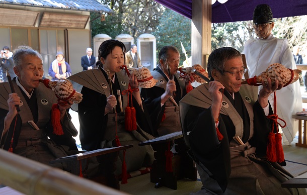 写真・図版 : 奈良市で無形文化財として継承されている「祭文語り」が天満神社に奉納される様子＝2017年撮影