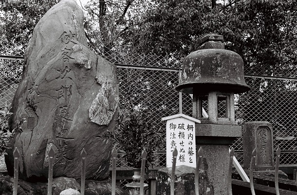 写真・図版 : 梅蔭禅寺（静岡市清水区）にある清水次郎長の墓。右端に小さく森の石松の墓が見える。「石松の墓」は他の土地にも＝1967年撮影