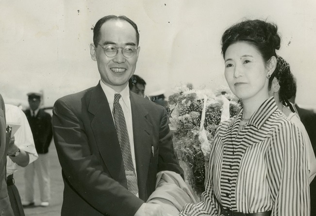 写真・図版 : 湯川記念館落成式出席等のためアメリカから帰国したコロンビア大学客員教授の湯川秀樹博士。右は出迎えの澄子夫人＝1952年7月5日  

