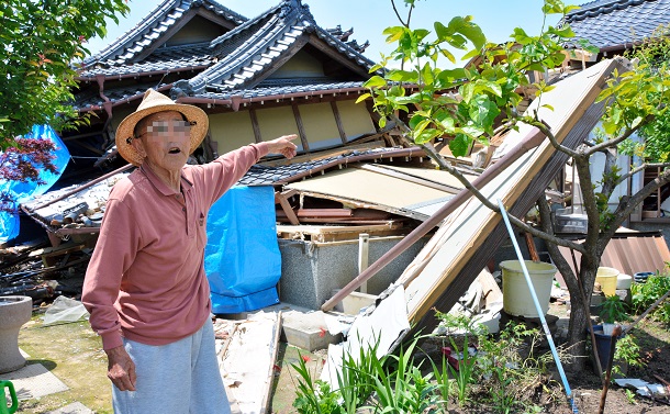 写真・図版 : 熊本地震では新耐震基準で作られた家が倒壊した例も見られた＝2016年5月13日 
、熊本県益城町 
