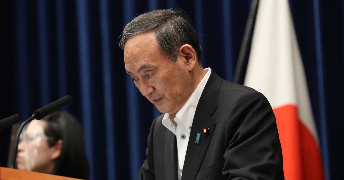 写真・図版 : 緊急事態宣言の延長などについての記者会見で頭を下げる菅義偉首相＝2021年5月7日、首相官邸、代表撮影