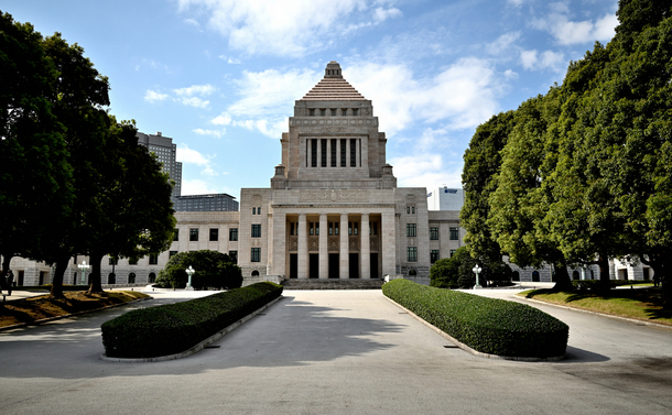 写真・図版 : 国会議事堂　TAKASHI SUZUKI/shutterstock.com