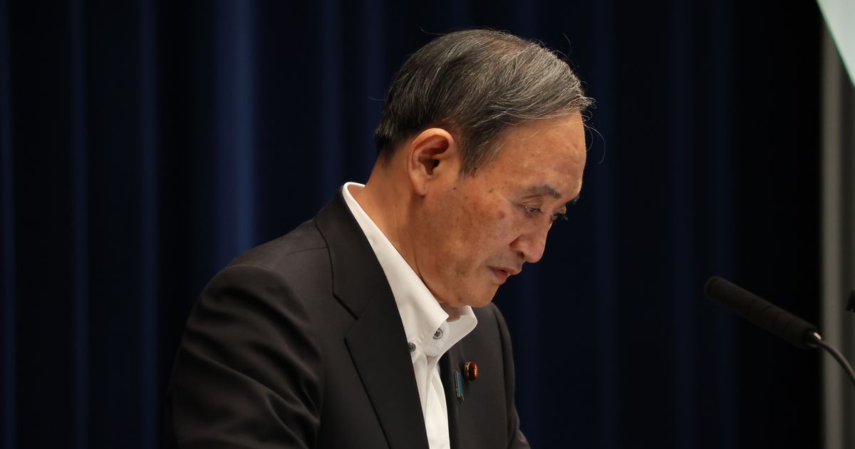 写真・図版 : 緊急事態宣言の延長などについての記者会見で頭を下げる菅義偉首相＝2021年5月7日、首相官邸