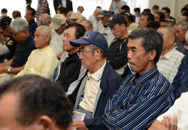 写真・図版 : 福島第一処理水放出の説明会で、東京電力と政府の担当者らに厳しい視線を向ける漁業者ら＝2014年9月18日、福島県いわき市 
