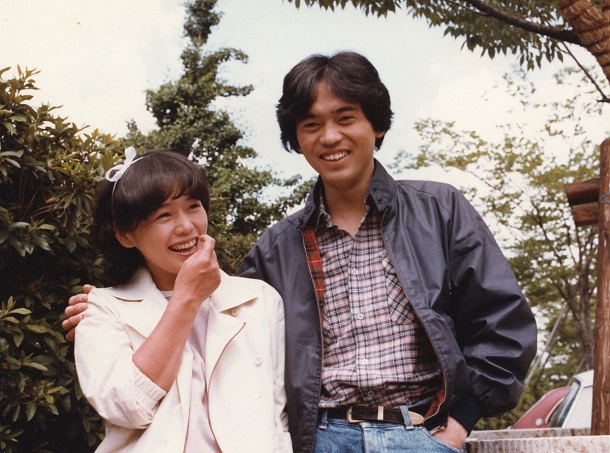 写真・図版 : 『かけおち'83』でセツ子と康夫を演じた大竹しのぶと筆者