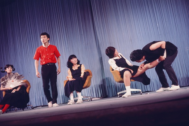 写真・図版 : 劇団東京ヴォードヴィルショーの舞台『暁にほえる！地球防衛軍』（作・演出、佐藤Ｂ作）。左から2人目が花王おさむ＝1977年、東京都渋谷区の山野ホール