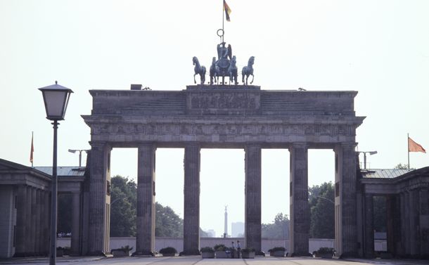 写真・図版 : 東西ドイツ分断の象徴だったベルリンのブランデンブルク門。壁崩壊の前の1989年（朝日新聞撮影）