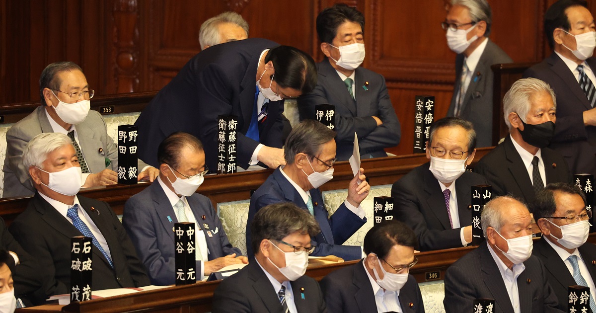 写真・図版 : 衆院本会議で国民投票法改正案が可決され、自民党の議員から声を掛けられる衆院憲法審査会の細田博之会長（中央）＝2021年5月11日午後1時14分、上田幸一撮影 
