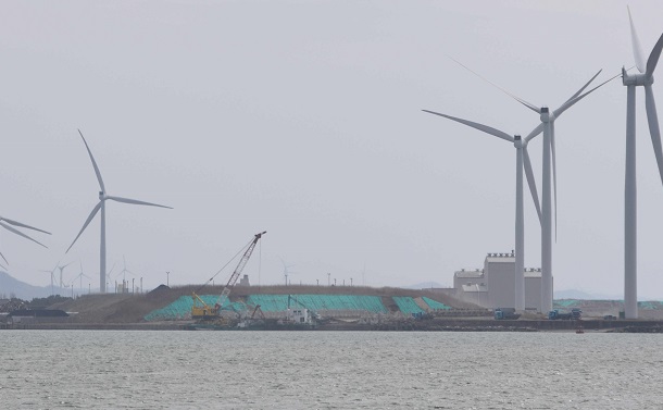 写真・図版 : 陸上風力発電の風車が立ち並ぶ秋田港周辺＝2021年3月24日