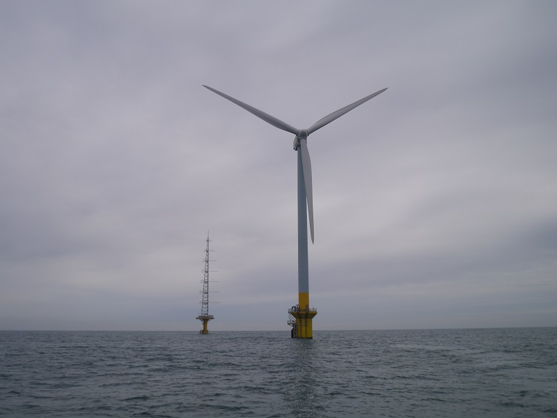 写真・図版 : 千葉県銚子市沖の洋上風力発電設備