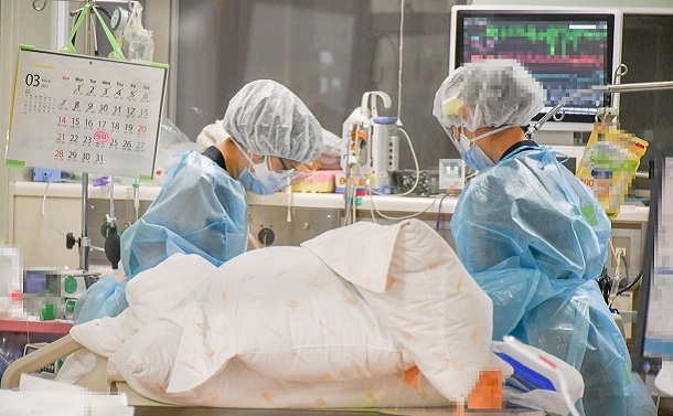 ICU(集中治療室)で新型コロナウイルスの重症患者をケアする看護師=2021年3月17日、東京都文京区の東京医科歯科大病院、同院提供 