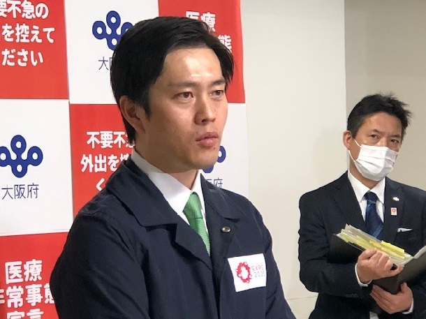 写真・図版 : ぶらさがり会見に応じる吉村大阪知事=撮影・筆者