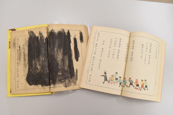 写真・図版 : 「兵タイゴッコ」などが記載された教科書（右）と、戦後に墨が塗られた同じ教科書（左）＝いわて教育文化研究所保管 
