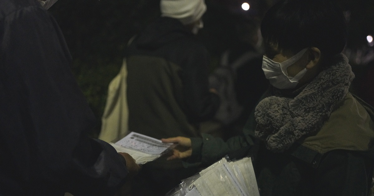 写真・図版 : 路上生活者らにマスクを配る支援団体＝2020年4月8日、東京都豊島区、池田良撮影 