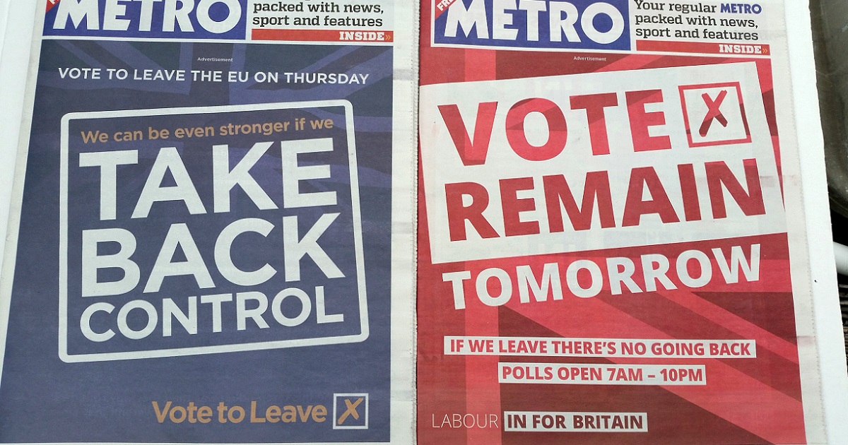 写真・図版 : EU離脱が問われた英国での国民投票投票の前日にMETRO紙に掲載された賛否両派の広告