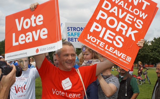 写真・図版 : EU離脱を問う英国の国民投票で、残留派の集会に乱入した離脱派の市民＝ロンドンで