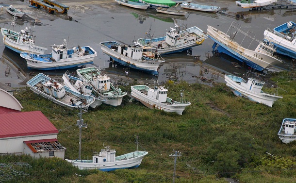 写真・図版 : 十勝沖地震による津波で押し流された漁船＝2003年9月26日、北海道豊頃町 
