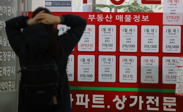 写真・図版 : ソウル市内の不動産仲介業者で=2021年1月、東亜日報提供