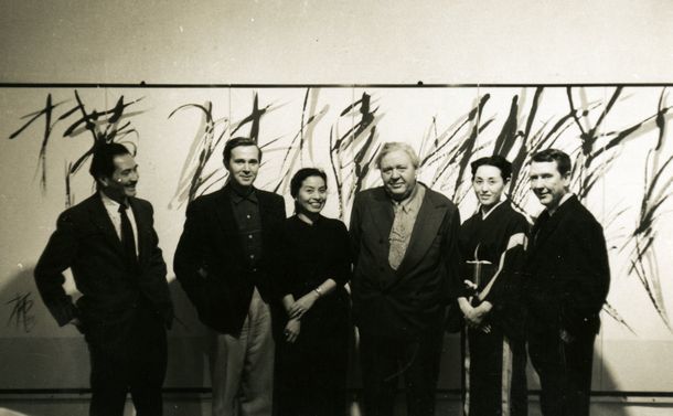 写真・図版 : チャールズ・ロートン（右から3番目）、岡田謙三夫妻とともに、バーサー・シェイファーズ・ギャラリーにて。右端はバージェス・メレディス（映画『ロッキー』のトレーナー役としても知られる名優・監督）