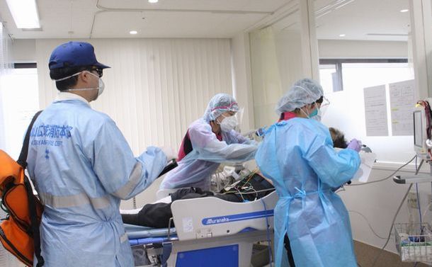 写真・図版 : 救急搬送された新型コロナの感染者を受け入れる星総合病院の医療スタッフ（提供写真）