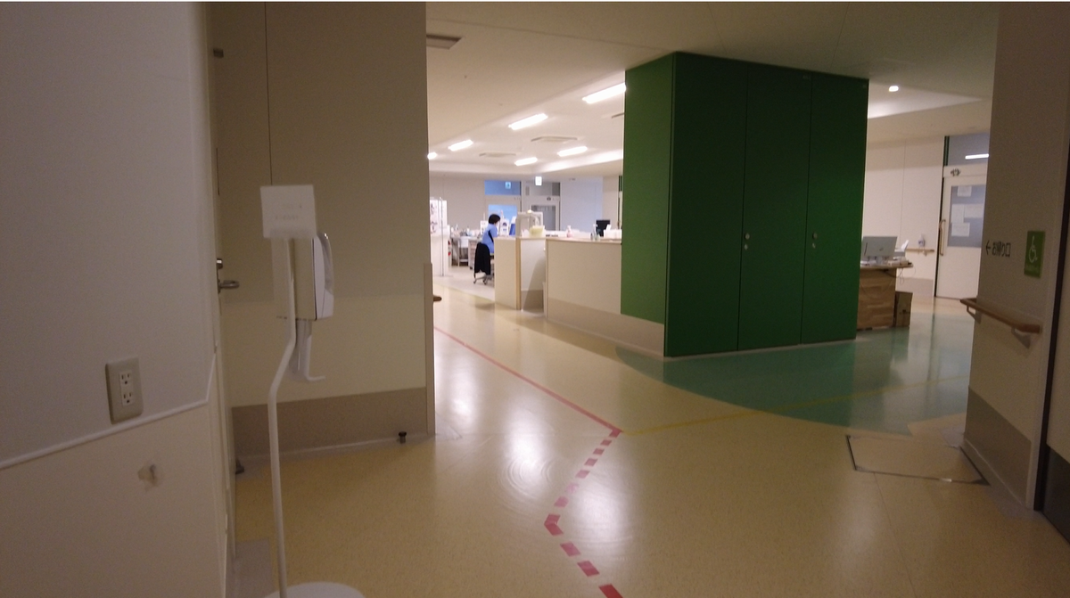写真・図版 : 病棟の床には、カラーのテープでゾーンニングがされている（提供写真）