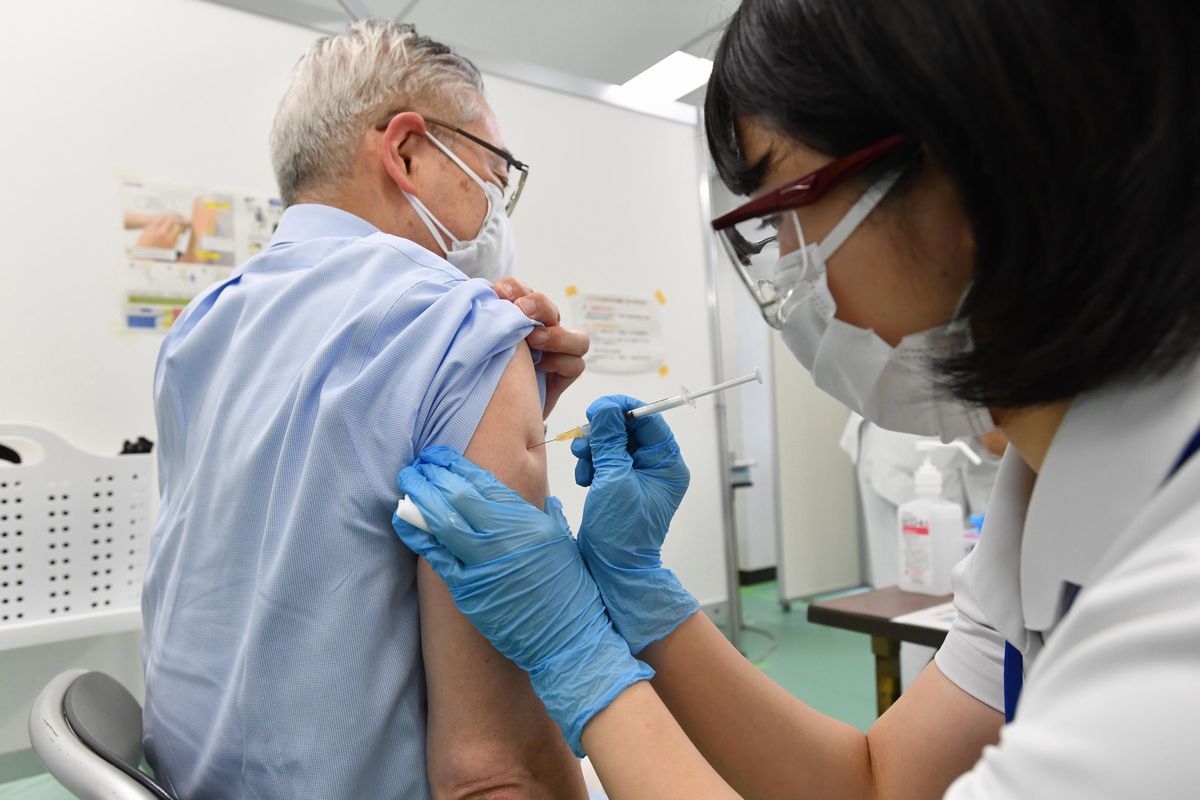 写真・図版 : 「自衛隊大規模接種センター」で、新型コロナウイルスワクチンの接種を受ける高齢者＝2021年5月24日午前8時9分、東京・大手町、代表撮影
