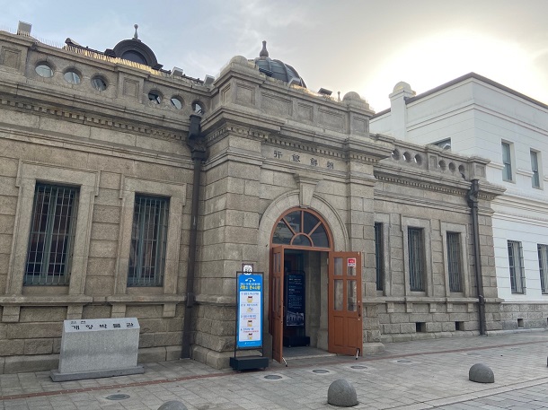 写真・図版 : 旧朝鮮銀行。今は仁川開港博物館となっています。19世紀後半から日本、イギリス、清など海外列強国が仁川に足を踏み入れていたことが知れます=撮影・筆者
