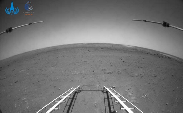 写真・図版 : 中国の無人火星探査機「天問１号」から送られてきた火星の画像＝CNSA提供 