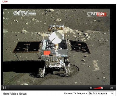 写真・図版 : 嫦娥3号が撮影した月探査車「玉兎号」＝国営中国中央テレビのウェブサイトから 