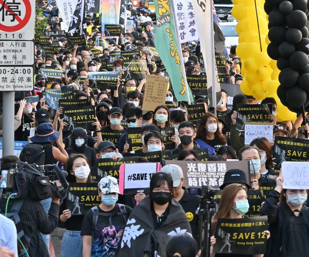 写真・図版 : 2020年、台北で「光復香港」（香港を取り戻せ）などの香港民主化運動のスローガンを掲げ、デモ行進する台湾の人たち＝朝日新聞社