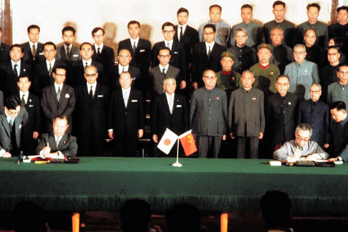 写真・図版 : 1972年、北京で日中共同声明に署名する田中首相（左側）と周恩来首相＝朝日新聞社