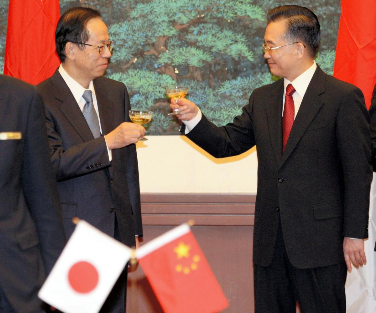 写真・図版 : 2007年、北京での首脳会談を終えて乾杯する福田首相（左）と温首相＝代表撮影