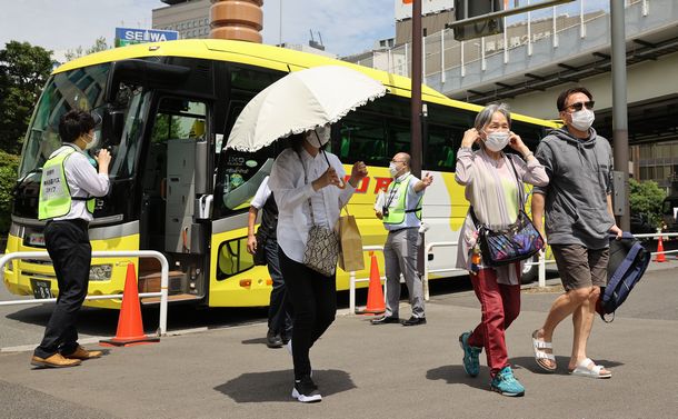 写真・図版 : 「自衛隊大規模接種センター」にはJR東京駅から無料のシャトルバスも運行された＝2021年5月24日午前10時14分、東京・大手町