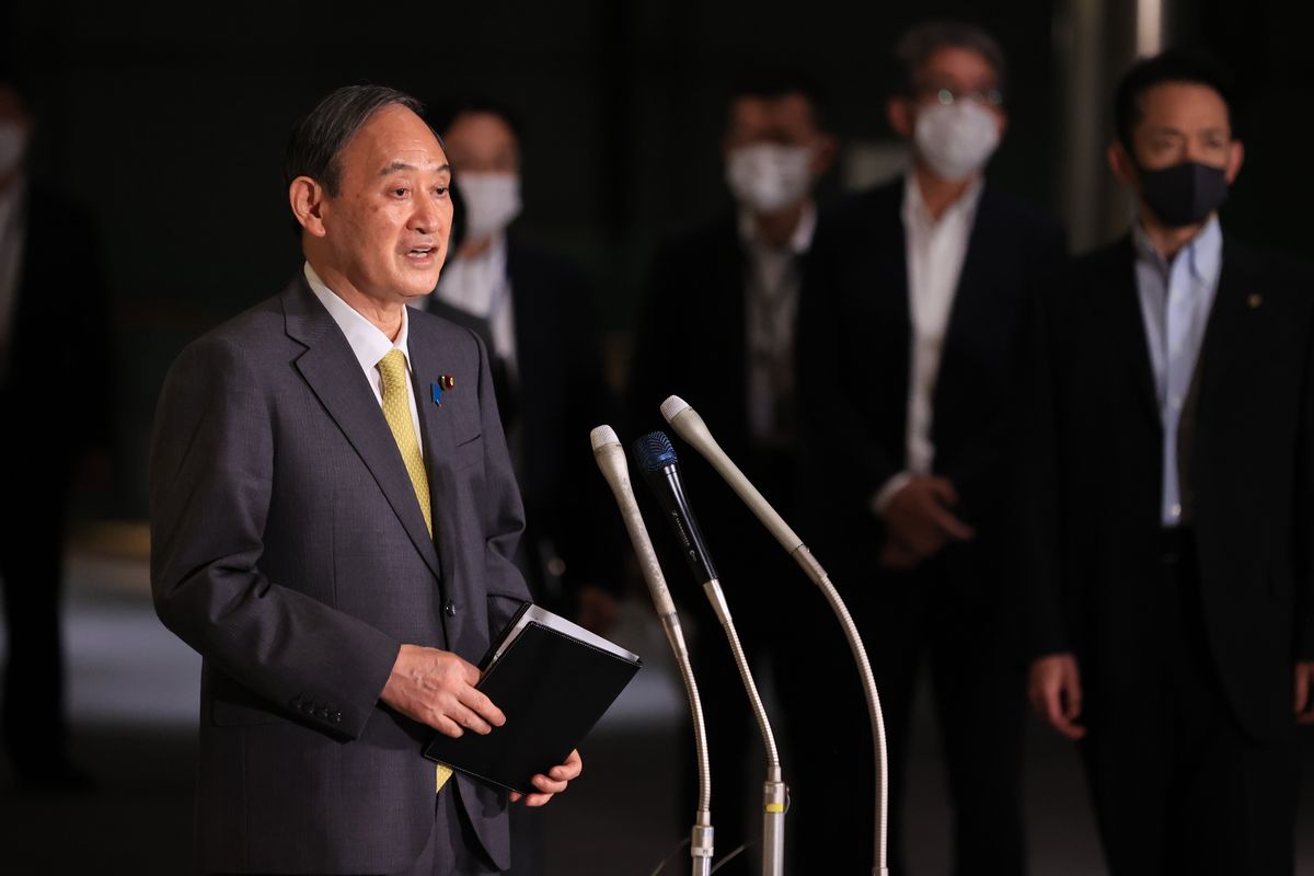 写真・図版 : 記者の質問に答える菅義偉首相＝2021年5
月27日午後7時15分、首相官邸