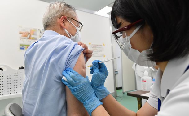 写真・図版 : 「自衛隊大規模接種センター」で、新型コロナウイルスワクチンの接種を受ける高齢者＝2021年5月24日、東京・大手町、代表撮影