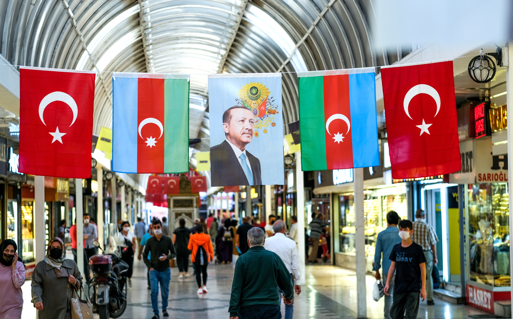 写真・図版 : トルコの街頭にかざられたエルドアン大統領の肖像＝2020年10月4日、トルコ・カイセリ　M_Light / Shutterstock.com